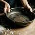 “Столітній” нагар відійде миттєво: як відчистити сковорідку без довгого тертя