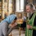 "Цілуй руку, якщо віриш у Бога": що про це кажуть самі священнослужителі та церковні канони