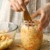 Не нужны ни сахар, ни вода: бабушкин рецепт квашеной капусты