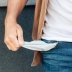 Привычки бедных людей: вот почему вы на самом деле живете от зарплаты до зарплаты!