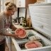 Забудьте про заморожування: які продукти після морозилки залишиться тільки викинути на смітник