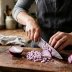 Глаза больше не будут печь: 5 простых и действенных лайфхаков, как нарезать лук без слез