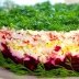 Хто б міг подумати, що вони так добре поєднуються! Готуємо святковий салат із буряком та крабовими паличками (РЕЦЕПТ)