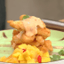 Хрустящая корочка и экзотический салат, как идеальное дополнение вкуса: рецепт сочной курицы по-филиппински от Чабы Бакоша (ВИДЕО)
