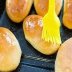 Секрет глянцевой корочки, как из кондитерской: 6 вариантов, чем смазать выпечку дома