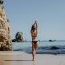Идеальные фото с пляжа делают так: 4 простых позы, которые скрывают недостатки и показывают фигуру в наиболее выгодном свете