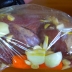 Спробуйте це м’ясо - і не зможете уявити без нього Великдень: ароматна карпатська печеня у власному соку (ВІДЕО)