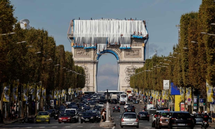 Исполняют последнюю волю художника Христо: Триумфальную арку в Париже обтягивают тканью (ФОТО) - фото №3