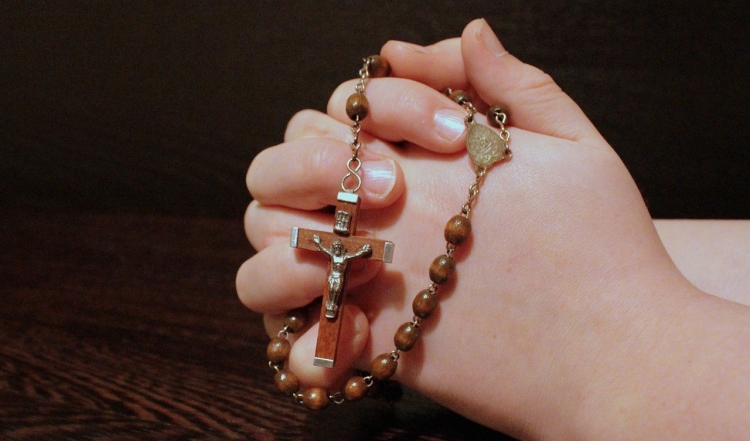 Руки ребенка, сложенные в молитву, фото