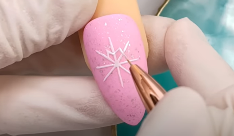 Рисуем снежинку на ногтях: 3 легких способа для новогоднего маникюра 2024 (ВИДЕО) - фото №2