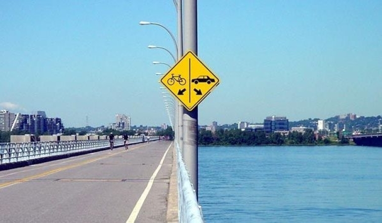 Кумедний дорожній знак для велосипедистів