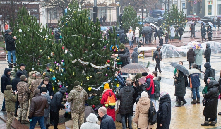 Вопреки войне. Как выглядят главные елки в украинских городах в 2022 году (ФОТО) - фото №13