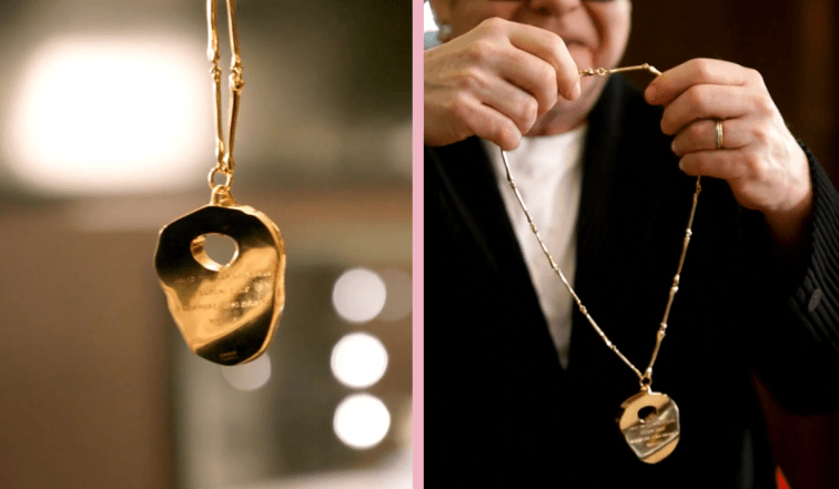 Элтон Джон и Тео Феннелл сделали ожерелье из костей