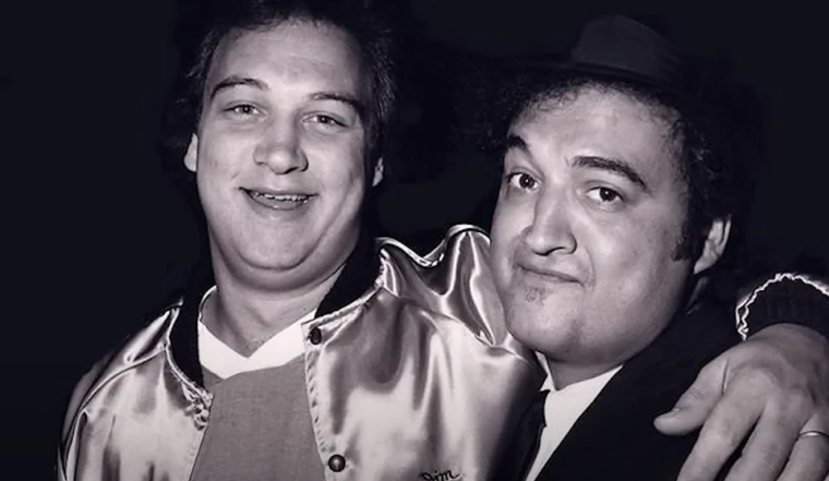 Джеймс Белуши и его старший брат, фото