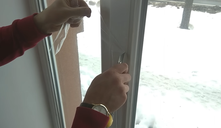 Харчова плівка на вікнах - найбюджетніший варіант утеплення дому на зиму: як це працює - фото №3