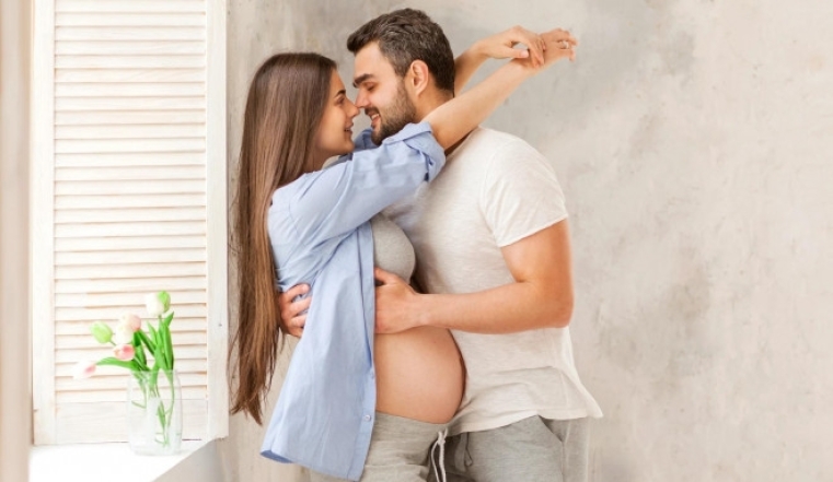 Можно ли заниматься любовью во время беременности? Врачи говорят, что все зависит от триместра - фото №1
