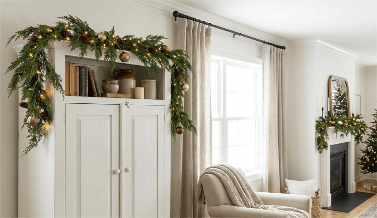 Ветви ели на верхней части шкафа или карнизе для штор.