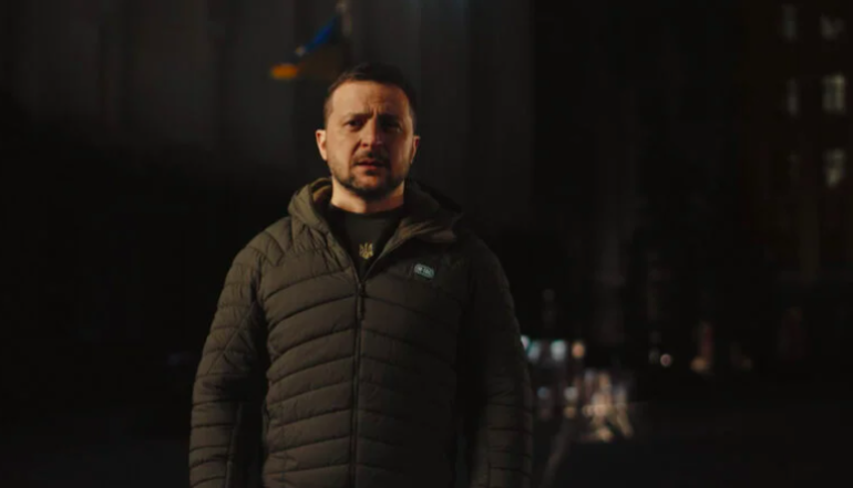 Было темно, было громко для многих. Новогоднее поздравление Президента Украины Владимира Зеленского - фото №1