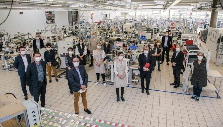 Fashion-помощь: Louis Vuitton теперь будут отшивать медицинские маски - фото №2