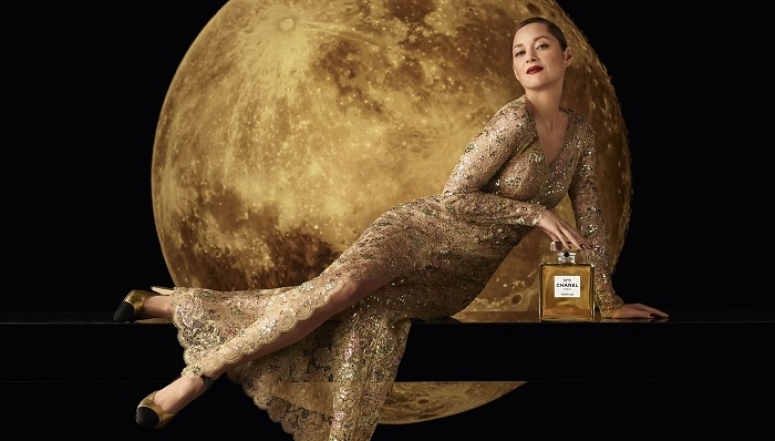 Луна, любовь и Марион Котийяр. Смотрите волшебную рекламу парфюма Chanel №5 (ФОТО+ВИДЕО) - фото №2