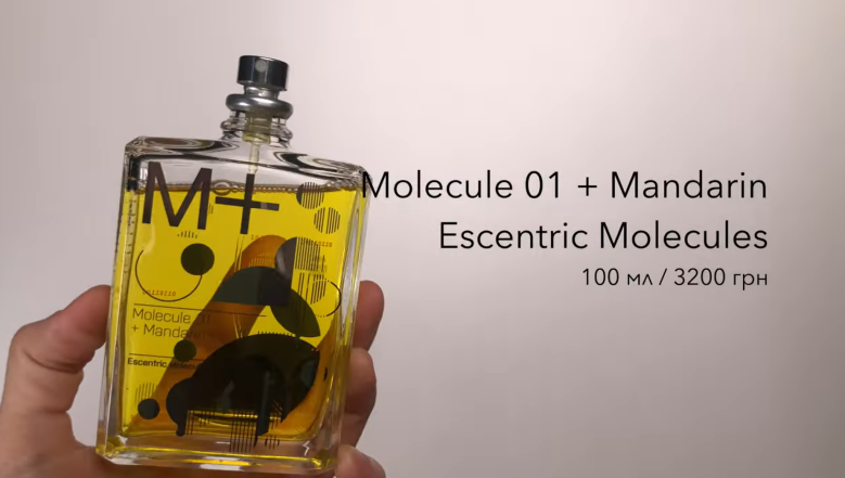 Дівчина триває в руках парфум “Molecule 01 + Mandarin” від  Escentric Molecules, фото