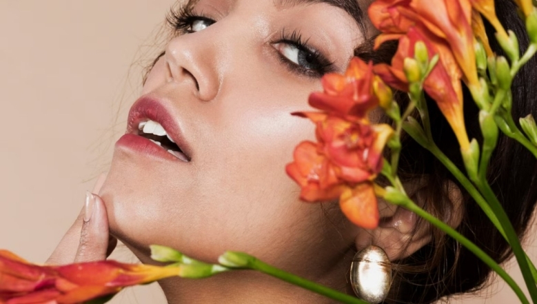 Наче персик: розкішний макіяжів для жінок із теплим відтінком шкіри - фото №3