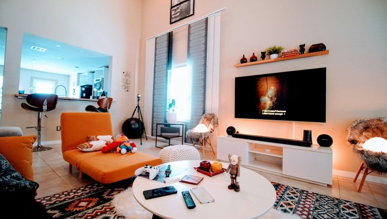 Многослойный интерьер с сочетанием разных принтов, стилей и ярких акцентов