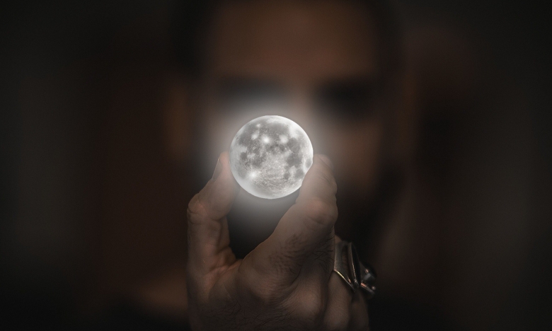 Мужчина держит Луну, картинка