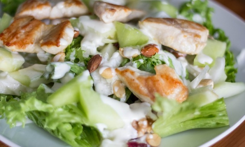 На фото салат с греческим йогуртом