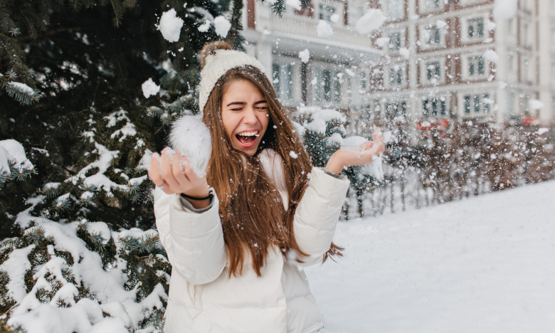 Женщина радуется снегу, фото