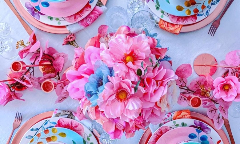 Сервированный стол в розовых и голубых цветах, фото