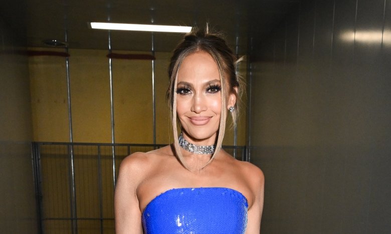 Дженнифер Лопес показалась в образе красного цвета