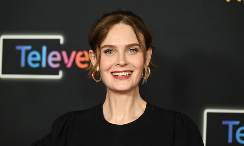 Эмили Дешанель примерила модный топ – с чем носить эту вещь