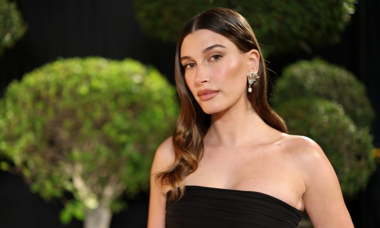 Хейли Бибер - модное мини-платье