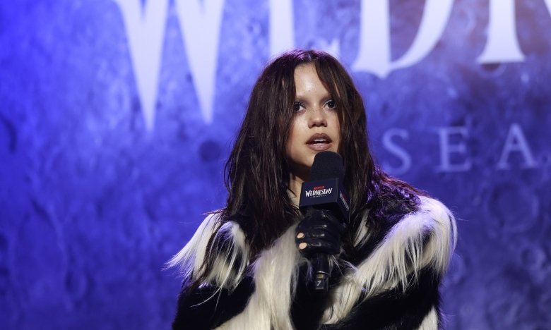 Дженна Ортега показала, з чим носити хутряне пальто