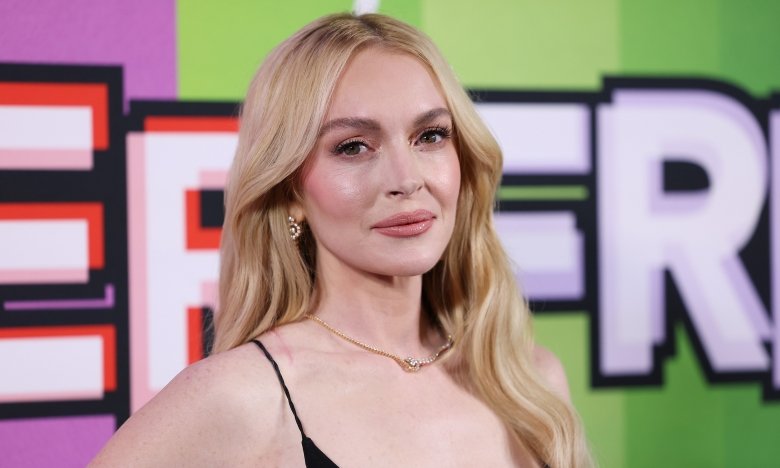 Линдси Лохан показалась в черном платье – с чем носить эту вещь