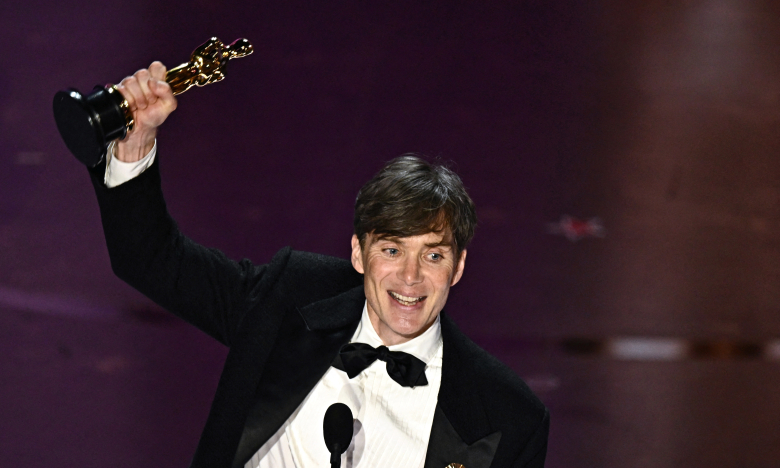 Киллиан Мерфи получил Оскар 2024, фото с наградой в руках