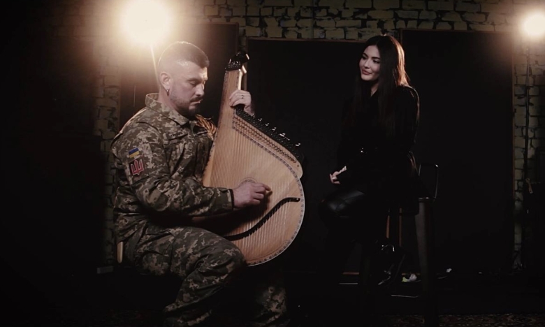 На фото - співачка Маша Данілова та військовий-бандурист Володимир Трибель (KAPELA)