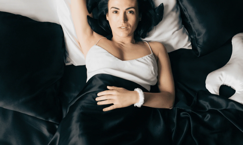 На фото жінка у ліжку