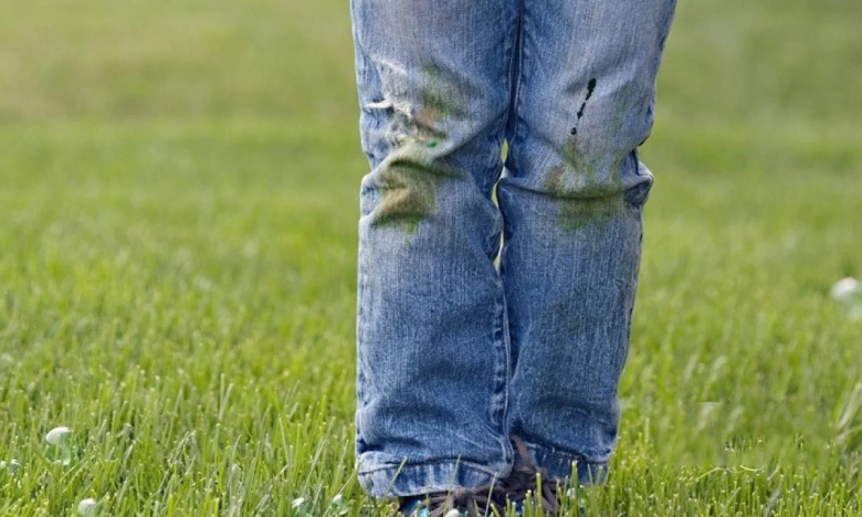На фото пятна от травы на джинсах