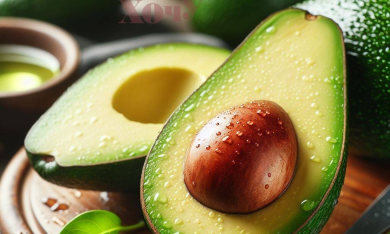 На фото розрізане авокадо