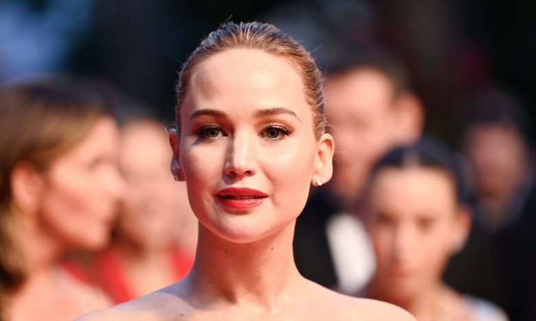 Дженнифер Лоуренс показалась в платье с кружевом — с чем такое носить