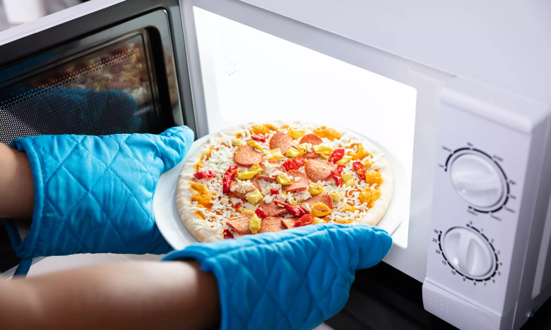 На фото пицца в микроволне