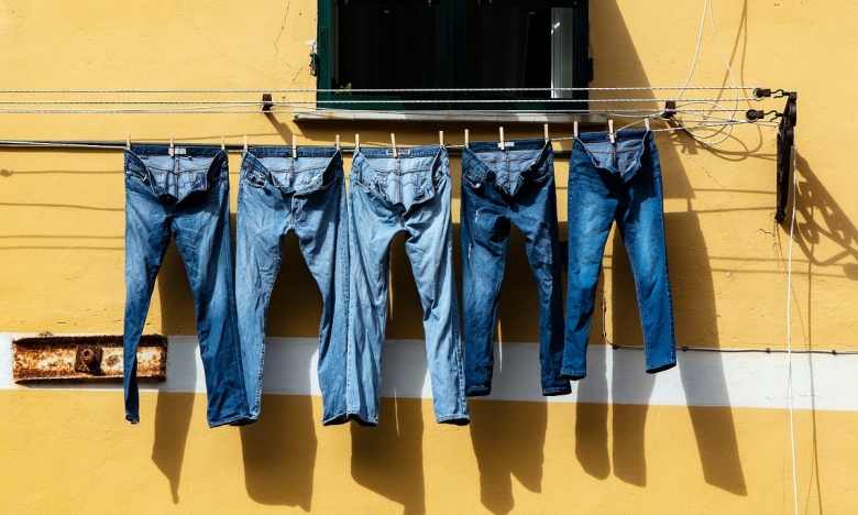 На фото джинси сушаться піісля прання