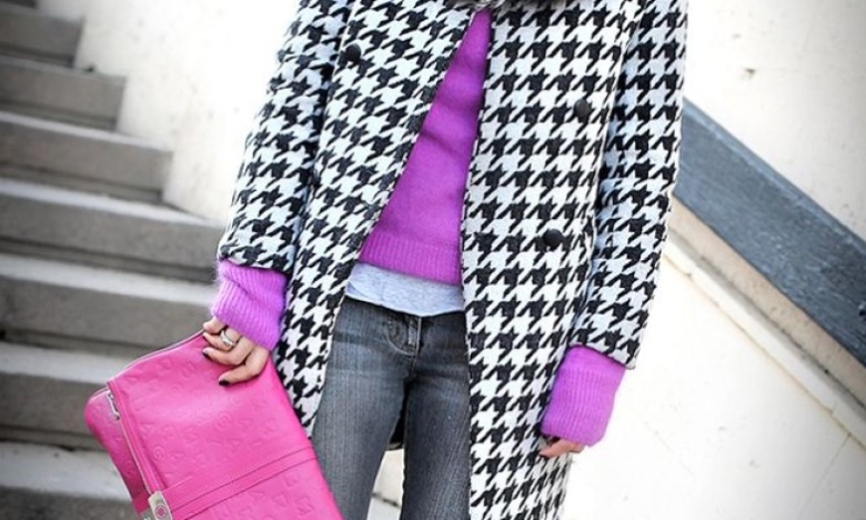 Жінка в пальто з принтом "гусячі лапки", фото