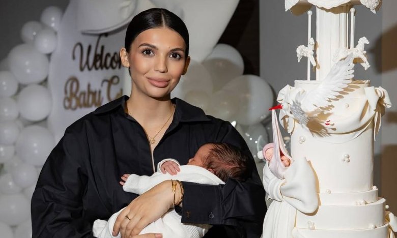 Блогерка Яна Дога під час виписки з пологового будинку