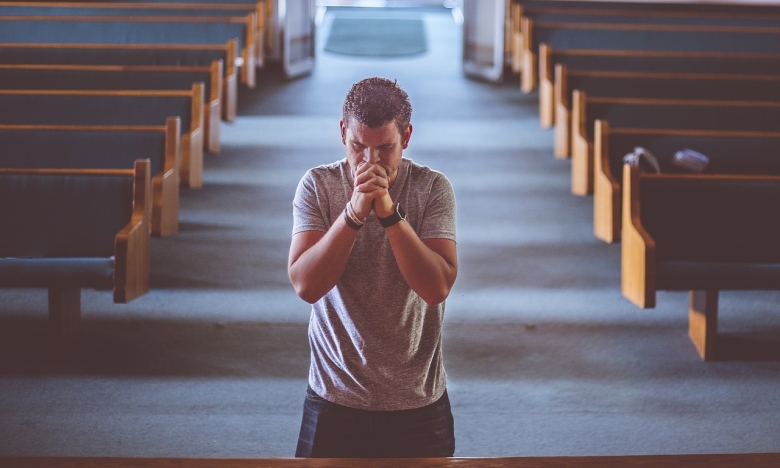 Мужчина молится в храме, фото