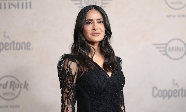 Сальма Хайек показала фигуру в купальнике