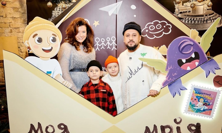 Артист Дмитрий Монатик со своей семьей, фото