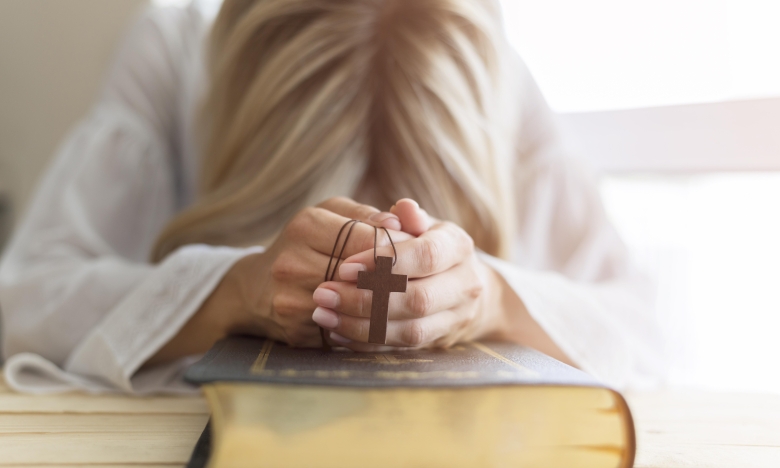 Жінка молиться